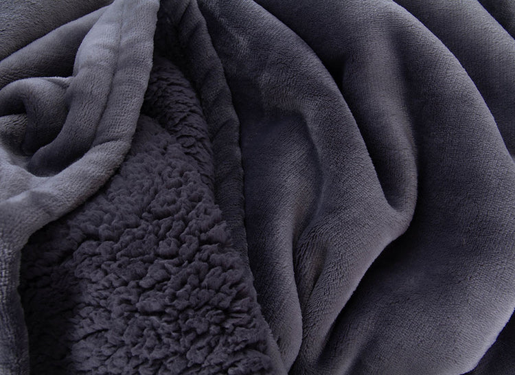 Manta Ulfur Gris Medio | Suavidad y calidez en cada fibra | Felpa Ultrasuave | 130 × 150 cm.