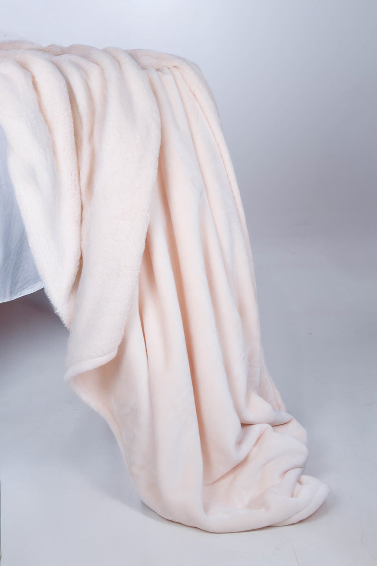 Manta Ulfur Hueso | Suavidad y calidez en cada fibra | Felpa Ultrasuave | 130 × 150 cm.