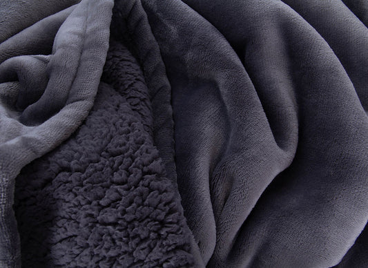 Manta Ulfur Gris Medio | Suavidad y calidez en cada fibra | Felpa Ultrasuave | 130 × 150 cm.