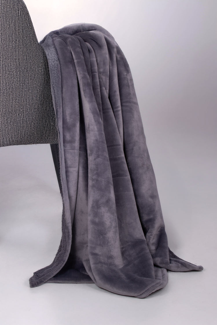 Manta Ulfur Gris Medio | Suavidad y calidez en cada fibra | Felpa Ultrasuave | 130 × 150 cm.