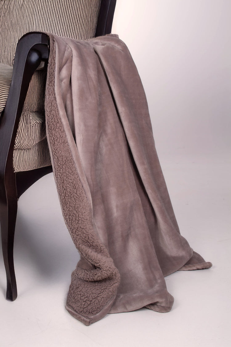 Manta Ulfur Arena | Suavidad y calidez en cada fibra | Felpa Ultrasuave | 130 × 150 cm.